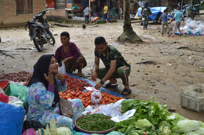 Satgas TMMD ke-123 Kodim 0212/Tapsel Bantu Perputaran Ekonomi Warga dengan Belanja di Pasar Tradisional Padang Lawas