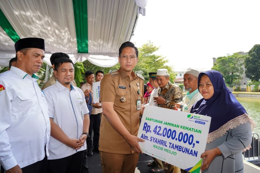 Apresiasi Telah Melayani dengan Tulus, Rico Waas Serahkan Dana Jasa Pelayanan kepada 13.673 Pelayan Masyarakat