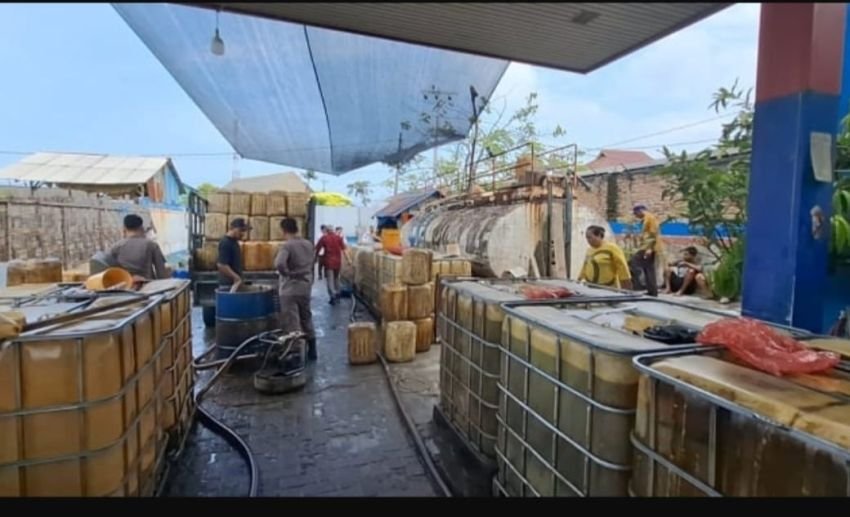 Gudang di Jalan Hiu Kel. Belawan Bahagia Digeledah Tim Gabungan, HNSI Kota Medan Rahman : Proses Hukum Penyelewengan Minyak Subsidi untuk Nelayan