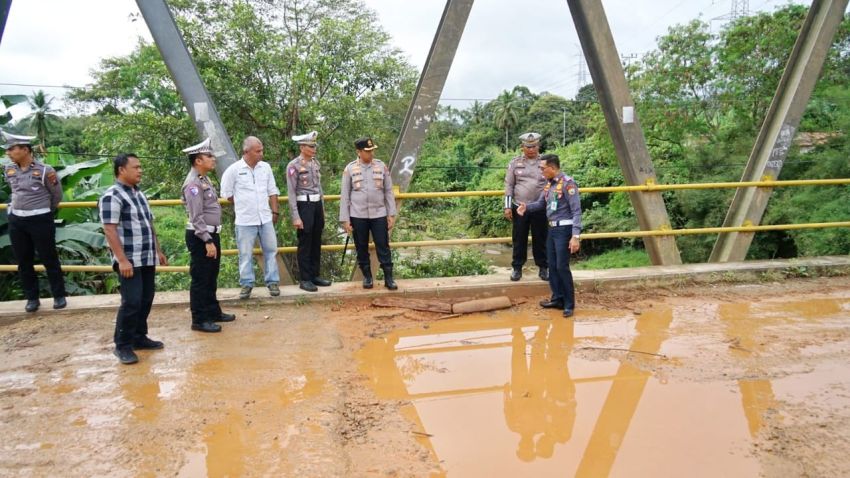 Pengecekan Jalan Rusak di Kota Padangsidimpuan: Langkah Persiapan Operasi Ketupat 2025 oleh AKBP Dr Wira Prayatna