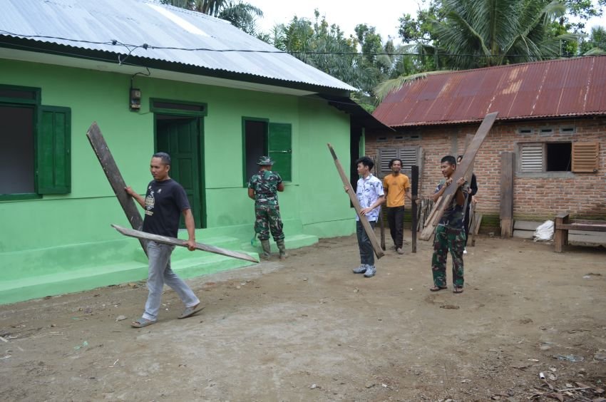 Berkorban di Bulan Suci: Kisah Haru Satgas TMMD yang Berpuasa Sambil Membangun Rumah untuk Warga Tak Mampu di Palas