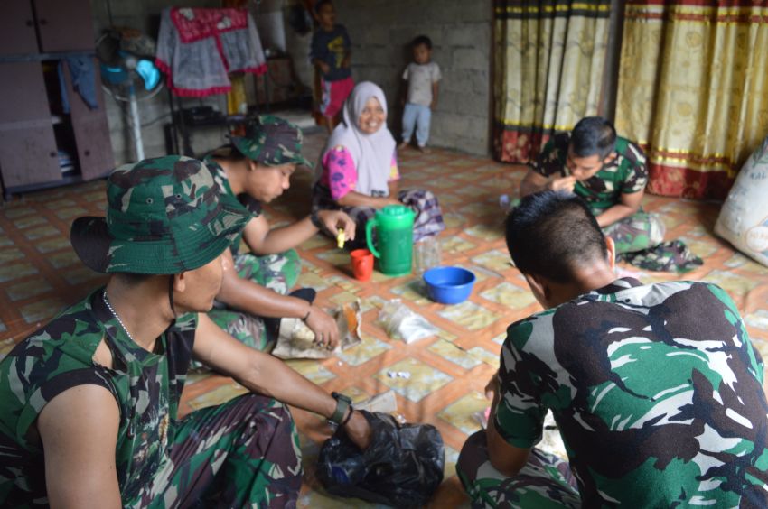 Senyum Ibu Yanti Hasibuan Pancarkan Hangatnya Kebersamaan Bukber Satgas TMMD ke 123 Kodim 0212/Tapsel di Simanuldang Julu Palas