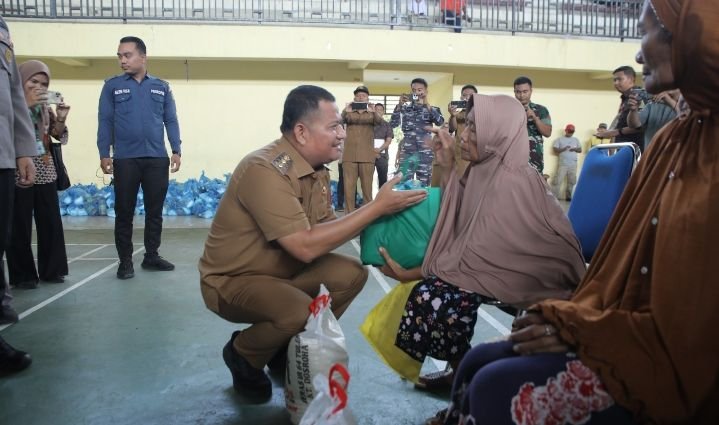Pemkab Asahan Menyerahkan Bantuan Beras Kepada 1000 Kaum Dhuafa