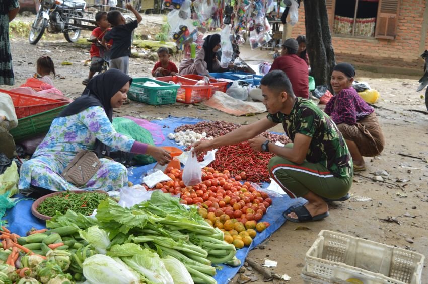 Blusukan ke Pasar Tradisional, Kisah Kopda Putra Sinulingga dan Dedikasinya Menyiapkan Logistik untuk Satgas TMMD Ke-123 di Palas
