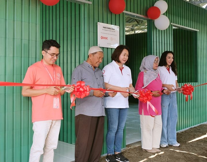 Dukung Pendidikan dan Lingkungan di Indonesia, OCBC Melalui Program SPARTA Bangun Sekolah dengan Eco-Brick dari Sampah Plastik