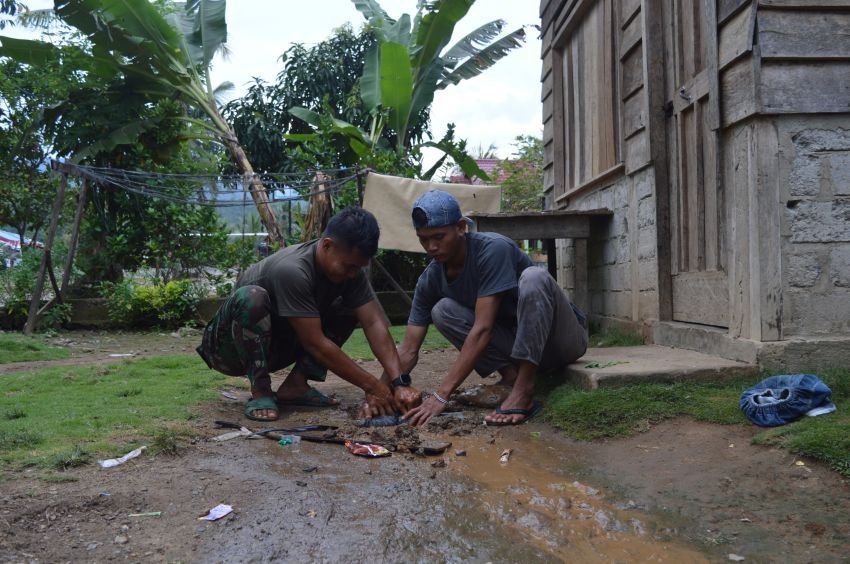 Satgas TMMD ke-123 Gerak Cepat Perbaiki Pipa Bocor di Ulu Barumun Palas, Warga Bersyukur!