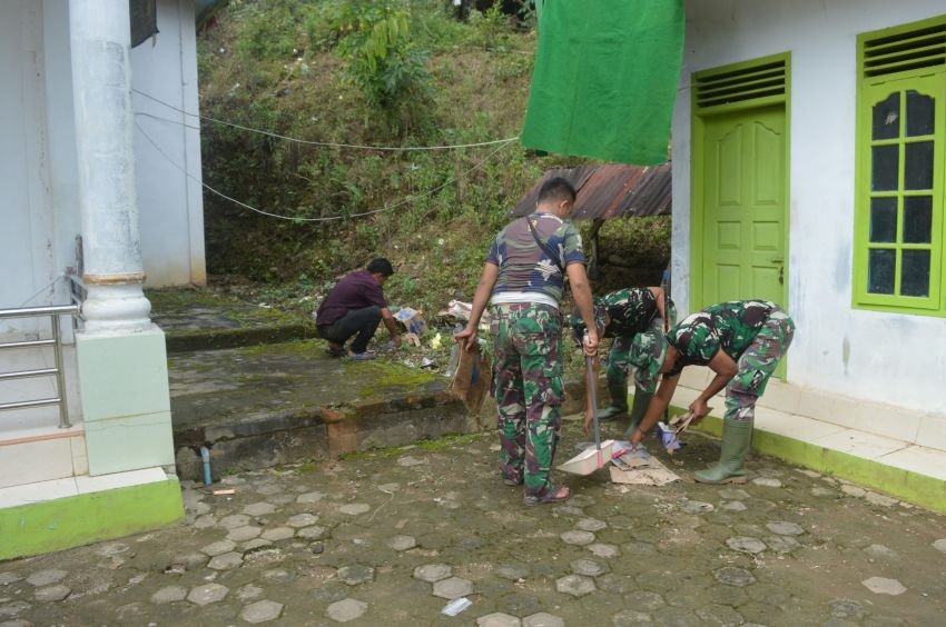 Bersih-Bersih Masjid, Momen Kebersamaan Satgas TMMD ke-123 Kodim 0212/Tapsel di Bulan Ramadhan yang Penuh Berkah