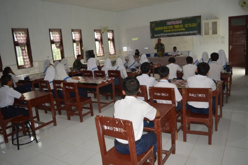 Tanamkan Semangat Nasionalisme! Satgas TMMD ke-123 Kodim 0212/Tapsel Ajak Pelajar SMP Cinta Tanah Air