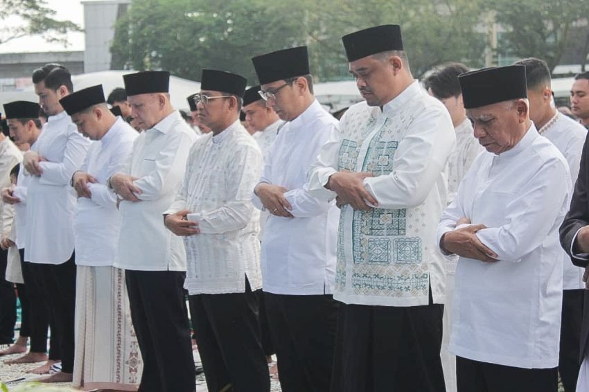 Rico Waas Bersama Ribuan Masyarakat Salat Ied di Lapangan Merdeka