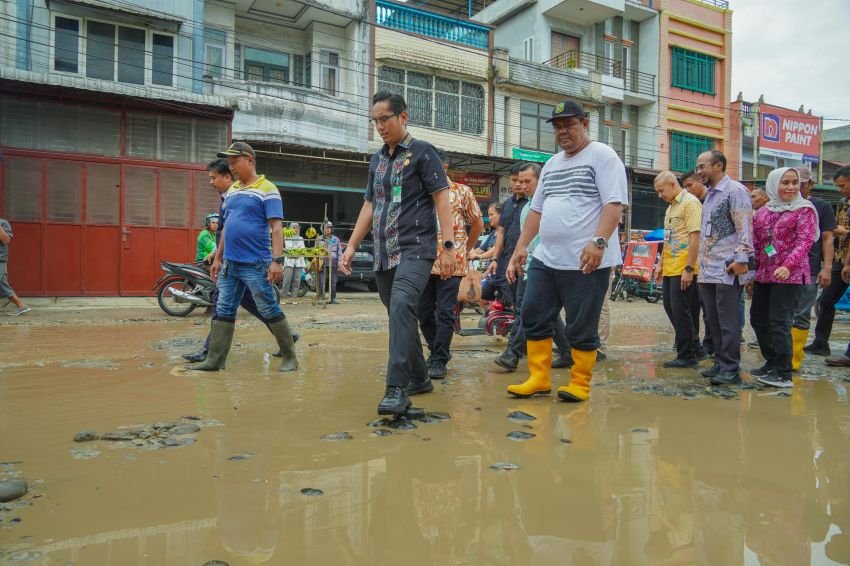 Sangat Ganggu Aktivitas Masyarakat dan Pedagang, Rico Waas Segera Perbaiki Jalan Sunggal yang Rusak Berat