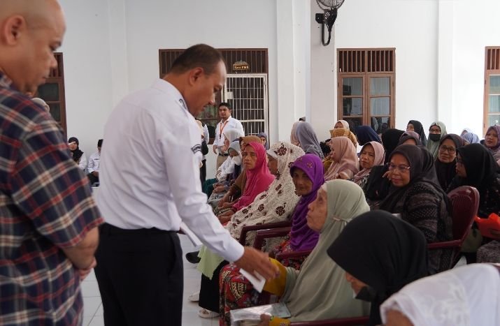 Guru Mengaji Hingga Penggali Kubur di Kecamatan Datuk Bandar Timur Dapat Bansos Dari Wali Kota.