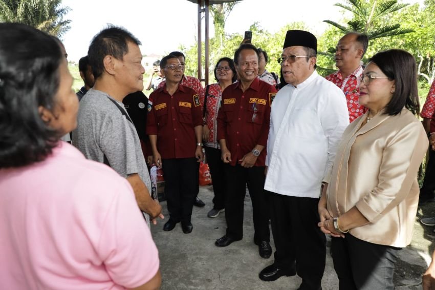 Wali Kota menyerahkan bantuan kepada korban angin puting beliung dan tanah longsor