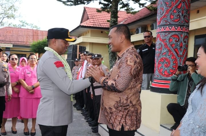 Bupati dan Forkopimda Sambut Kapolres Toba, Kapolres dan Istri Didaulat Pakaian Adat Batak