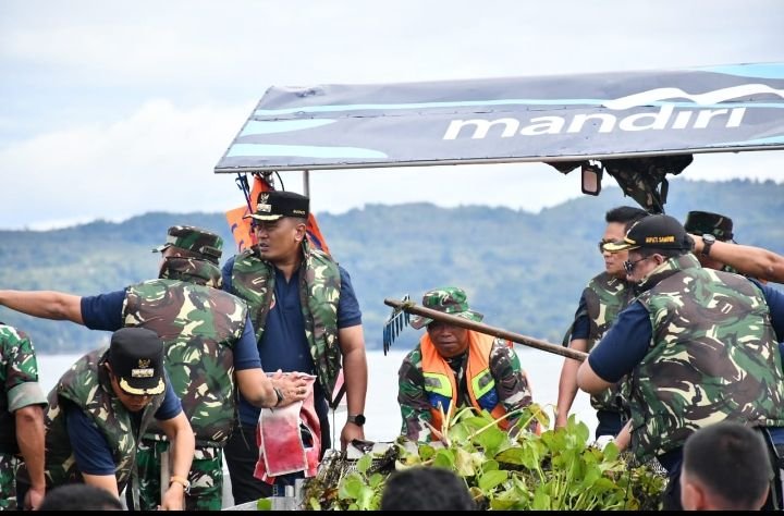 TNI Manunggal Pelihara Danau Toba dan Lakukan Pemeriksaan Kesehatan Warga