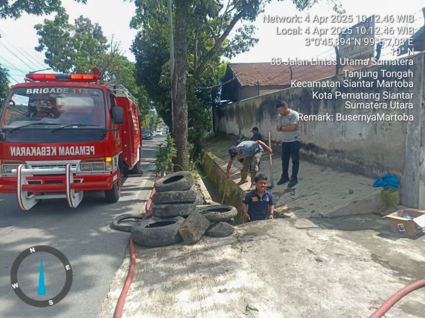 Pemko Siantar melalui Disdamkarmat berkolaborasi dengan PUTR Polsek Siantar Martoba melakukan normalisasi drainase