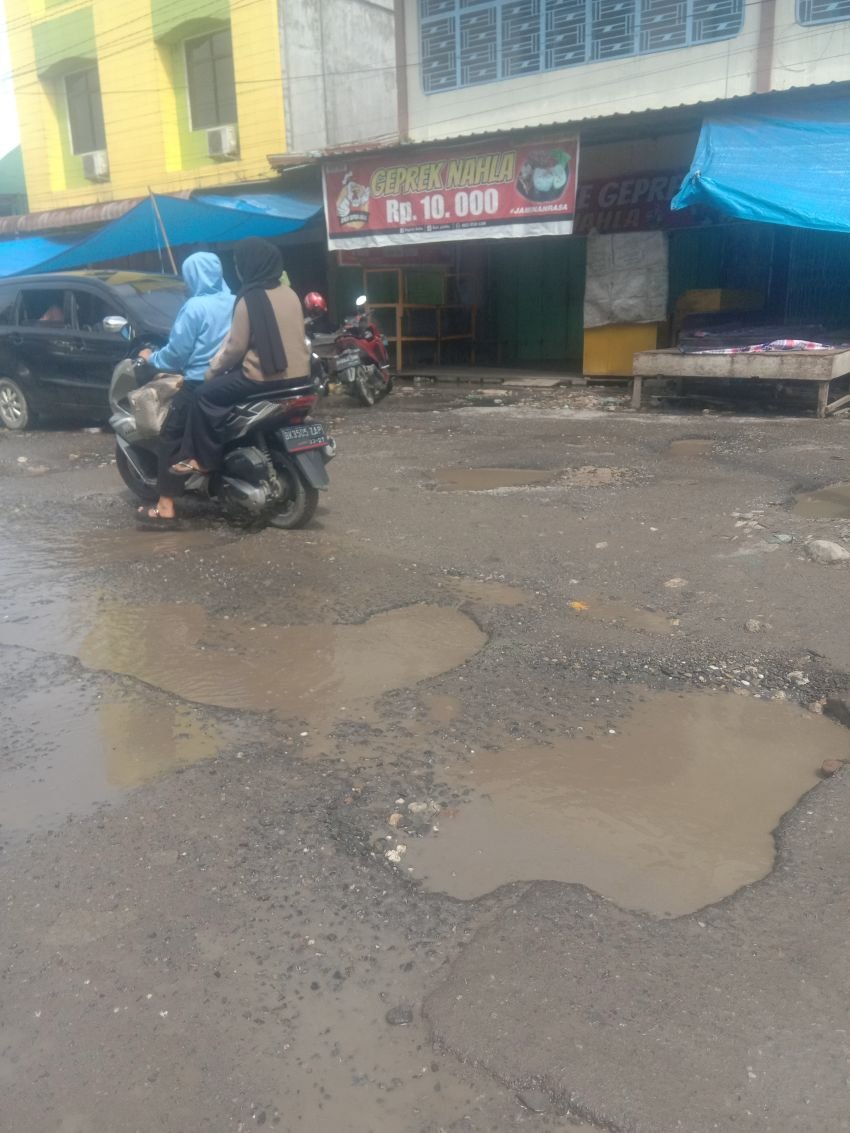 Puluhan Tahun Dibiarkan Rusak, Kondisi Jalan S Parman Pekan Sigambal Babak Belur, Pemkab Labuhan Batu Tak Peduli