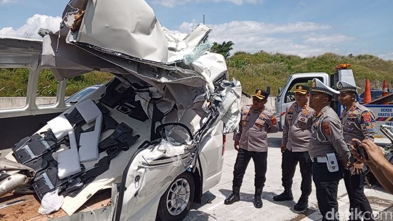 Tiga Tewas dalam Kecelakaan Maut HiAce vs Truk di Tol Cisumdawu