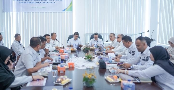 Bupati Solok Hadiri Kick Off Meeting Pembahasan Universal Coverage Jamsostek Bersama BPJS Ketenagakerjaan Cabang Solok