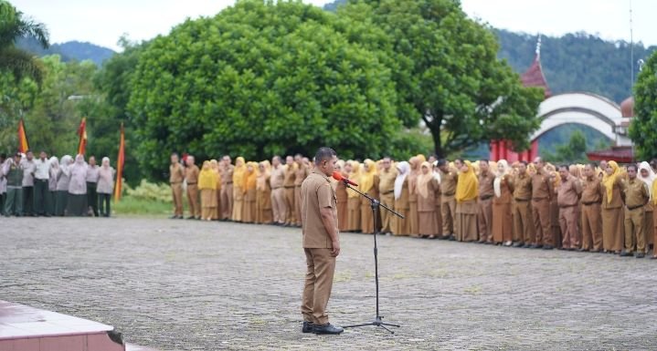 Apel Gabungan Perdana Pasca Idul Fitri 1446 H, Bupati Solok Tekankan Semangat Pelayanan dan Integritas Kerja
