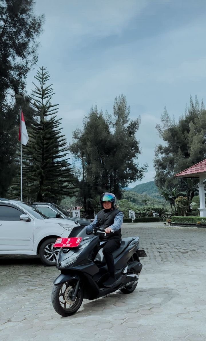 Wakil Bupati Solok H. Candra Naik Motor Hadiri Hari Raya Adat serta Temu Ramah Dengan Masyarakat Aia Dingin