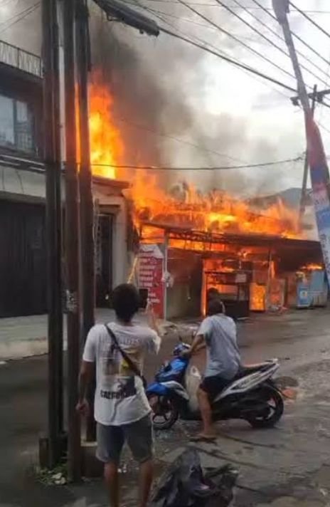Tiga Kios Jalan Syailendra, Ludes Terbakar, 2 Luka Bakar Ringan