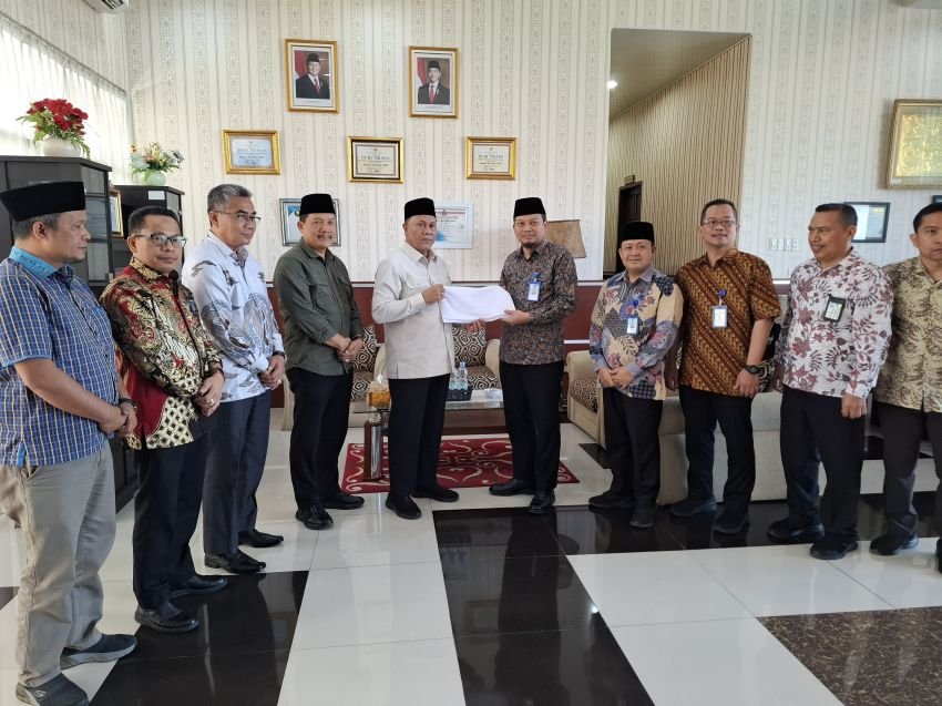Kakanwil Kemenagsu Terima 8.328 Handuk dari PDAM Tirtanadi untuk Jemaah Haji Sumut
