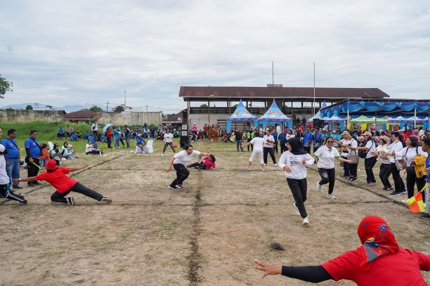 Wali Kota membuka Festival Olahraga Tradisional di Stadion Sang Naualuh