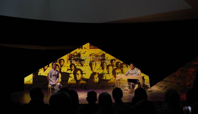 Suara Kartini Bergema Kembali Lewat Pembacaan Surat dan Gagasannya oleh Para Seniman Multigenerasi dalam Pementasan Terbitlah Terang