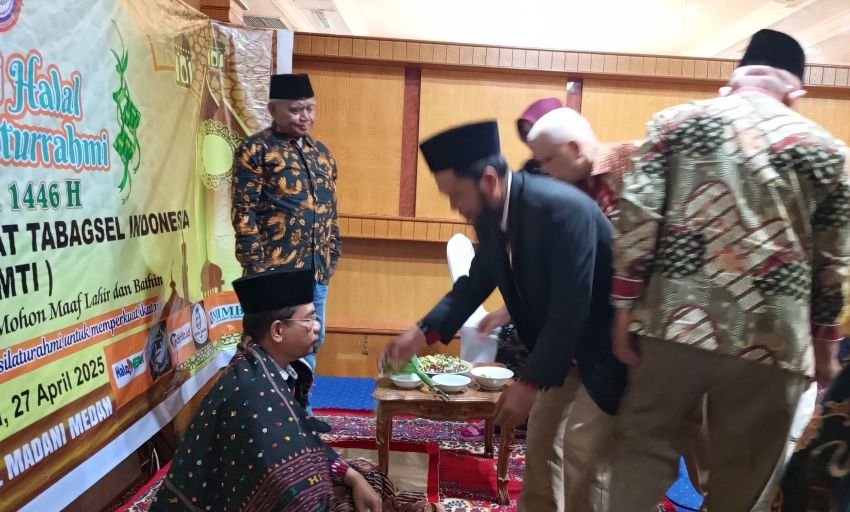 Ketua HMTI Kota Medan Marhot Harahap Ditepung Tawar Sebelum Berangkat Haji