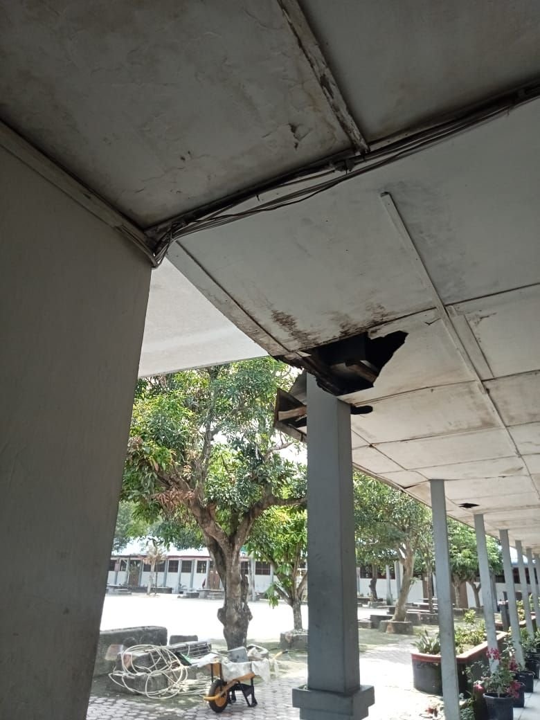 Plafon Sekolah Jebol, Humas Salahkan Burung – Pemerhati Pendidikan: Jangan Akali Publik!