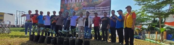 Kader Konservasi Alam Sumut juga Founder GRAS ikuti Penyerahan Bantuan 4000 Bibit Aren Dan Penuangan Eco Enzyme di Sungai Belutu Sergai