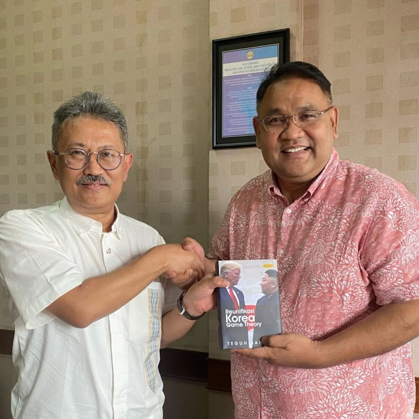 Dr. Teguh Santosa Bersilaturahim dengan Para Promotor Disertasi, Serahkan Buku &ldquo;Reunifikasi Korea: Game Theory&rdquo;