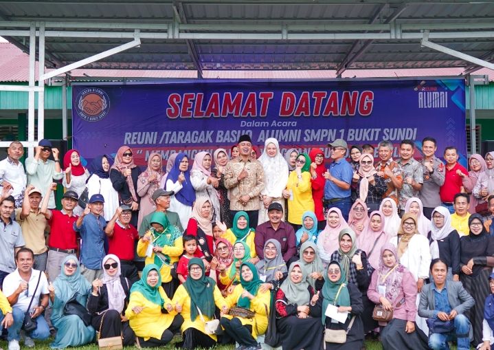 Bupati Solok Hadiri Reuni "Taragak Basuo" Alumni SMPN 1 Bukit Sundi