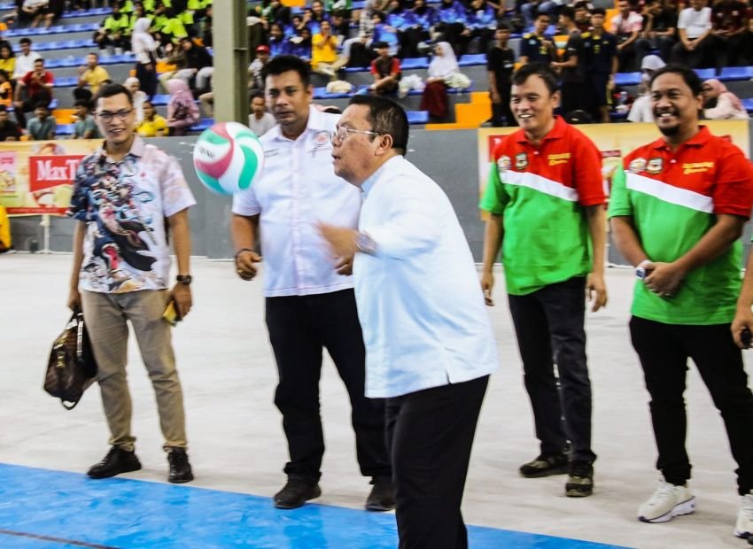 Wali Kota membuka Kejuaraan Bola Voli Tingkat Pelajar se-Sumut di GOR