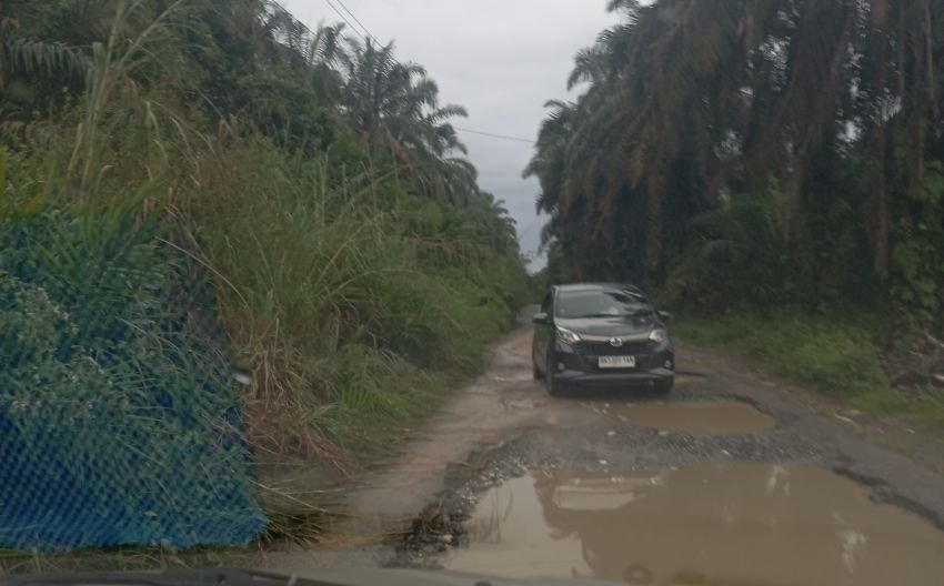 Jalan Besar Lingga Tiga Hancur Lebur, Warga Desak Kepala Dinas PUPR Labuhanbatu Dicopot