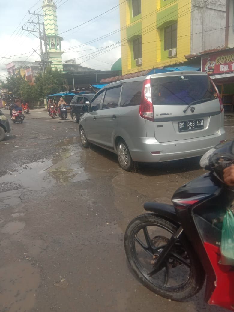 Rusak Parah, Bupati Labuhan Batu Diminta Segera Perbaiki Jalan S Parman Pekan Sigambal
