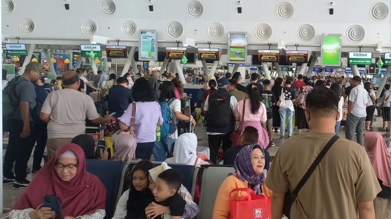 Ribuan Penumpang Padati Bandara Kualanamu