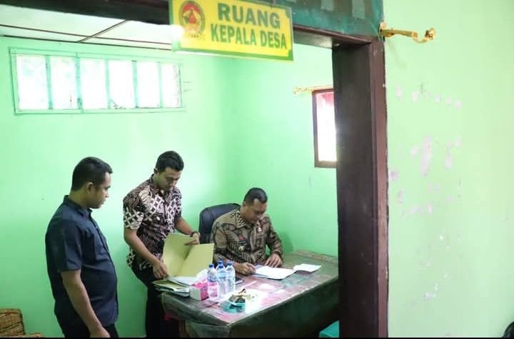 Bupati dan Wakil Bupati Toba Penuhi Janjinya Berkantor di Desa