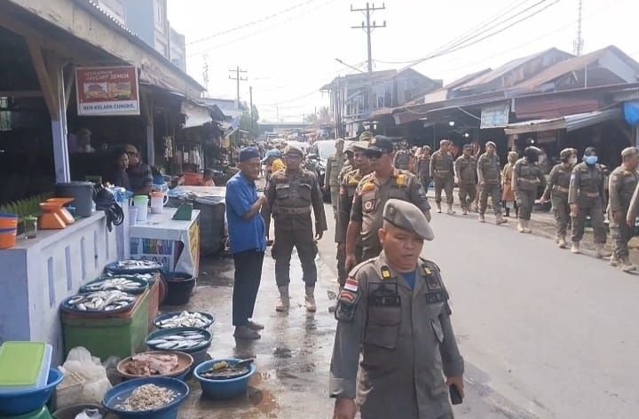 Satpol PP Tertibkan Pedagang di Trotoar Pasar Batang Kuis, Deli Serdang