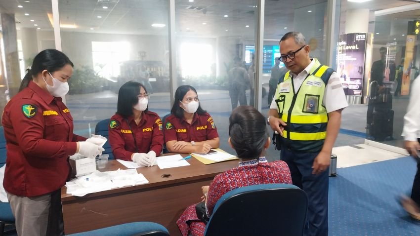 Ops Ketupat Toba 2025 Polresta Deli Serdang Gelar Tes Urine Terhadap Awak Maskapai Penerbangan dan Masinis di Bandara KNIA