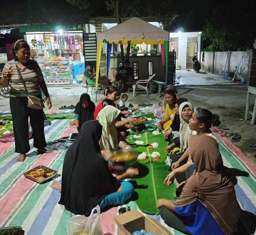 Jalan Dusun IV Dipaving Block, Warga Gelar Syukuran Makan Bersama