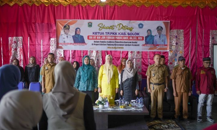 Ketua TP-PKK Kabupaten Solok Hadiri Audiensi Penerima Bansos di Nagari Alahan Panjang