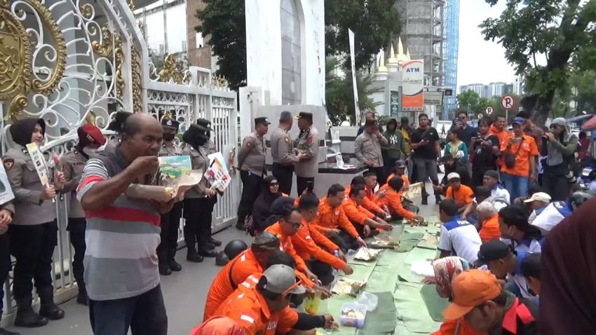 Mayday di Sumut, Minta Boby Hadir, Buruh Gelar Makan Bareng di Depan Pagar Kantor Boby Nasution