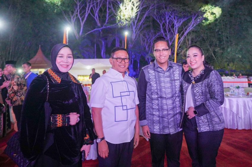 Kenakan Busana Batik Medan Buatan UMKM, Rico Waas & Ketua TP PKK Hadiri Gala Dinner Muskomwil I APEKSI