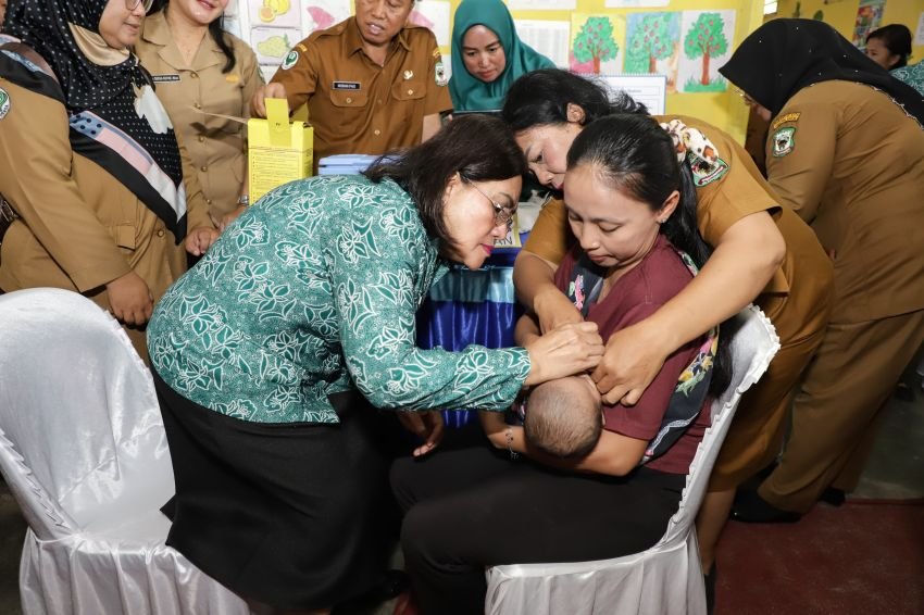 Ketua Tim Pembina Posyandu berikan vaksin polio kepada bayi