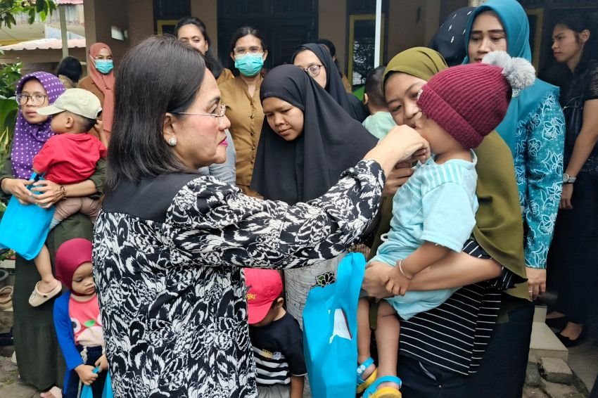 Ketua TP PKK Kota Pematangsiantar mengunjungi Posyandu C3/01 di Jalan Teratai Kelurahan Simarito Kecamatan Siantar Barat