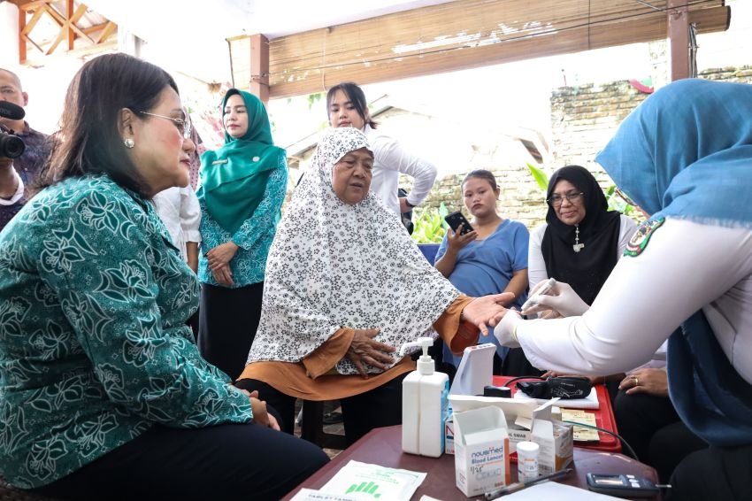 Ketua TP PKK melakukan inspeksi Test IVA Posyandu C1/03