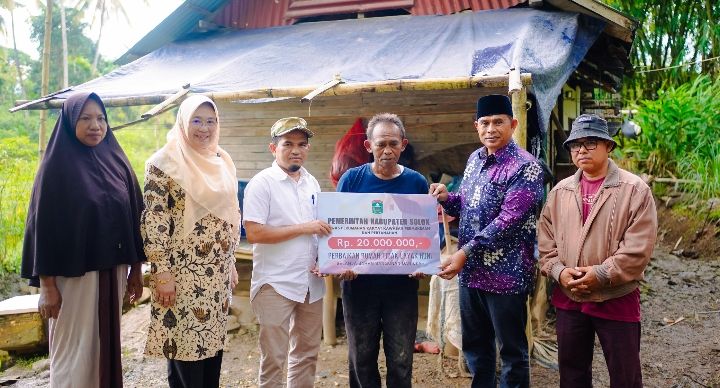 Wakil Bupati Solok Serahkan Bantuan untuk Rumah Tidak Layak Huni dan Korban Kebakaran