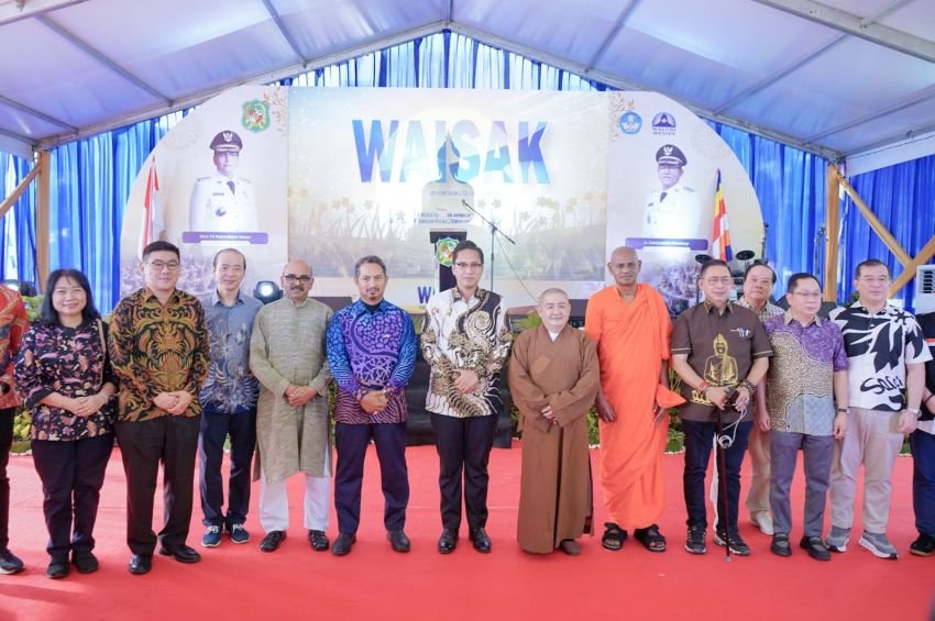 Hadiri Peringatan Waisak 2025, Rico Waas Lepas Pawai Mobil Hias