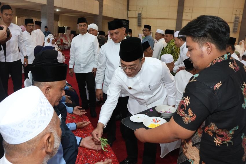 Bupati Tapsel Tepung Tawari 174 Calhaj Tahun 2025,Gus Irawan Pasaribu: "Doakan Kami"
